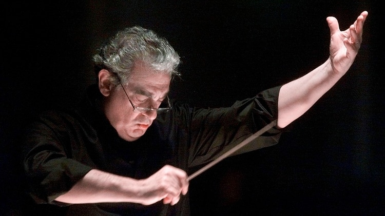 PlÃ¡cido Domingo dirige la Orquesta y el Coro de la Ã“pera de Washington durante un ensayo del RÃ©quiem de Verdi en el SalÃ³n de la ConstituciÃ³n de Washington en 2001. (Foto AP / Richard Drew)