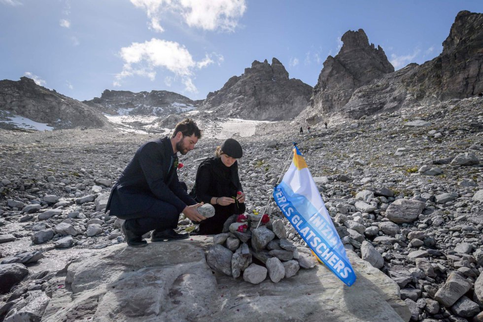 "Desde 1850, se considera que mÃ¡s de 500 glaciares suizos desaparecieron completamente", solo 50 de ellos disponÃ­an de un nombre, explicÃ³ a la AFP Matthias Huss, glaciÃ³logo en la Escuela PolitÃ©cnica Federal de ZÃºrich, que participÃ³ en la marcha. En la imagen, una pareja deposita flores en homenaje al desaparecido glaciar Pizol, este domingo.