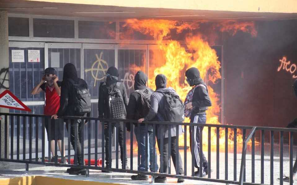 Encapuchados rompieron vidrios y realizaron pintas en el edificio de Rectoría. (Avelina Martínez)