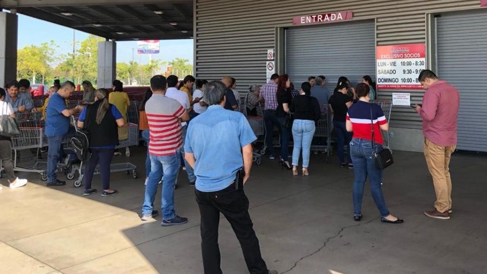 Abunda el pánico en Culiacán, gente causa desabasto en farmacias y tiendas 