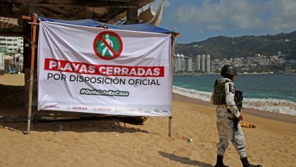 Turistas que llegan a playas de Acapulco son desalojados por Marina