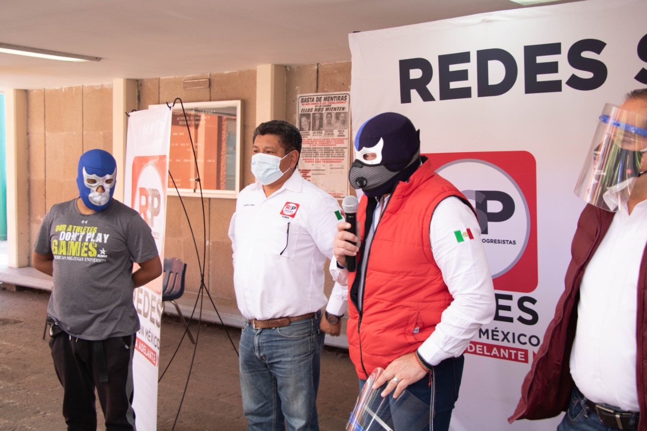 Blue Demon Jr entrega kits sanitizantes a médicos del hospital de la Villa